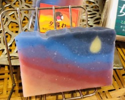 ことり屋さん 秋の石鹸 夕暮れ
<a href="https://blog.goo.ne.jp/manashop/e/2452fca83b7a0b225f4d966902ff75c0" target="_blank" rel="noopener noreferrer">紹介記事</a> ことり屋さん 秋の石鹸 夕暮れ